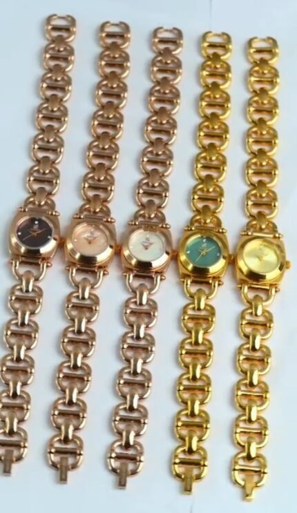 "It is light pink or peach in color, possibly made of Mother of Pearl," translates toThe anchor-link chain is in design and is rose gold in colour.